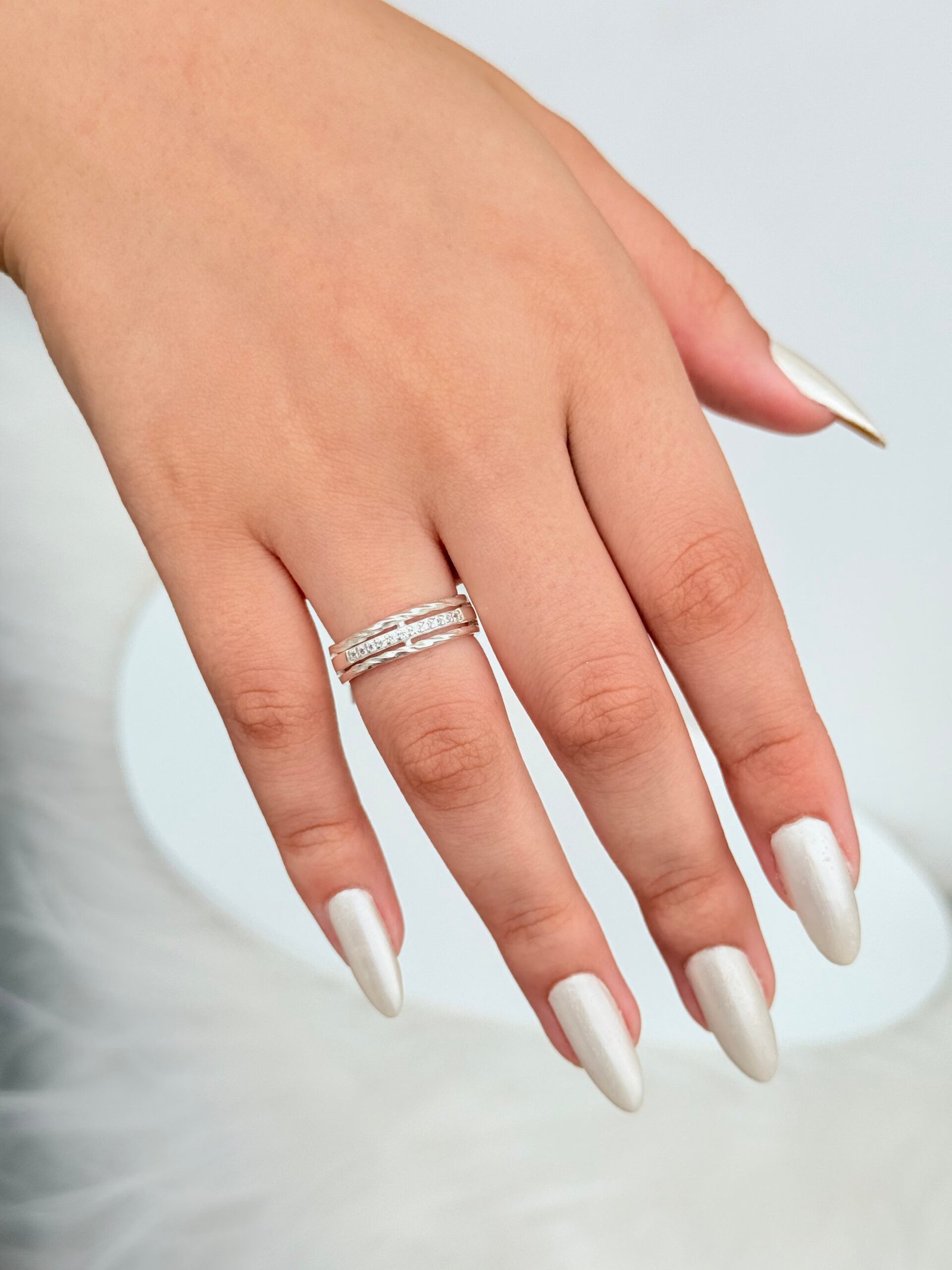 ANEL EM PRATA 925 DETALHE CRAVEJADO