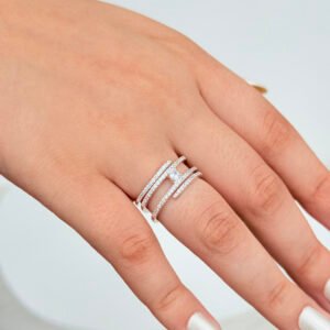 ANEL SOLITÁRIO 4 AROS CRAVEJADOS EM PRATA 925