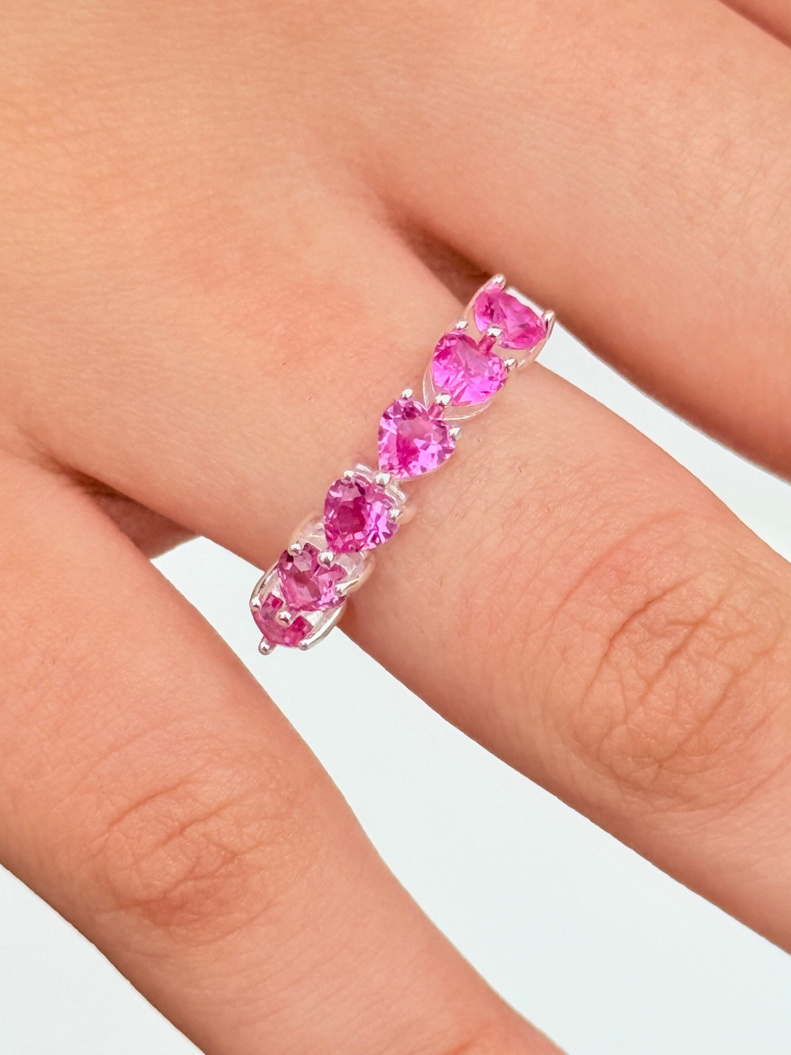 ANEL CRISTAIS NO FORMATO DE CORAÇÃO EM PRATA 925 COLORS