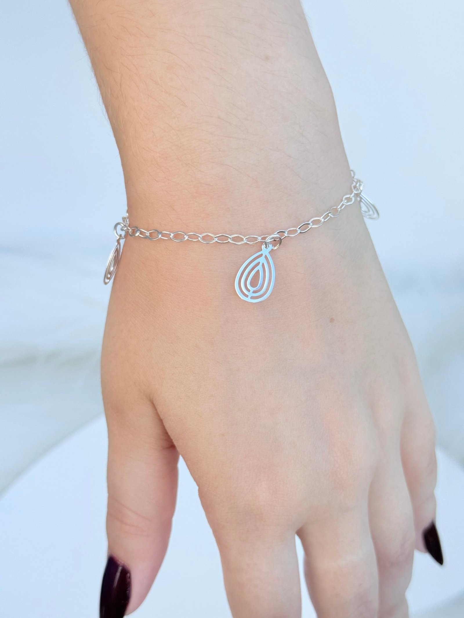 PULSEIRA EM PRATA 925 CONTENDO PINGENTES DE FOLHA