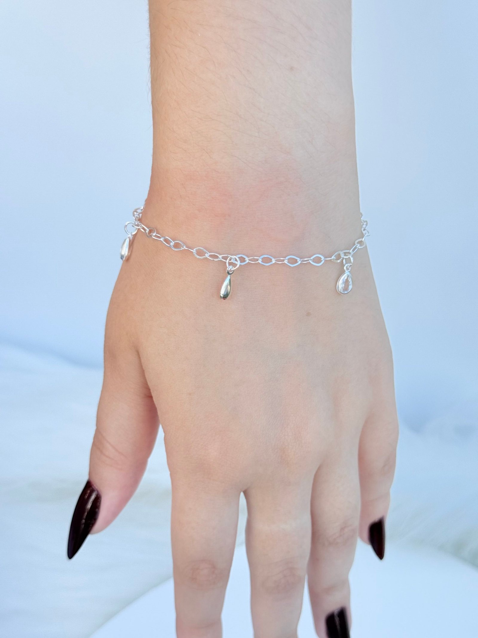 PULSEIRA EM PRATA 925 CONTEM PINGENTES DE GOTA