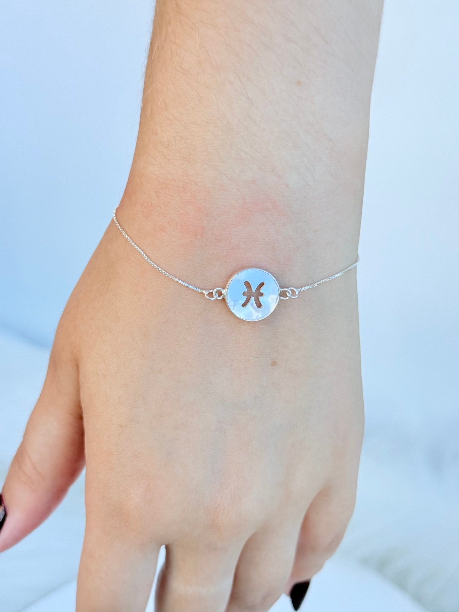 PULSEIRA EM PRATA 925 CONTEM PINGENTE DE SIGNO EM MADRE PEROLA