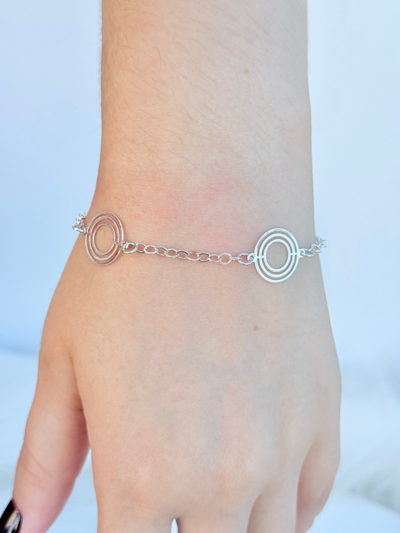 PULSEIRA EM PRATA 925 CONTEM PINGENTES DE CÍRCULOS