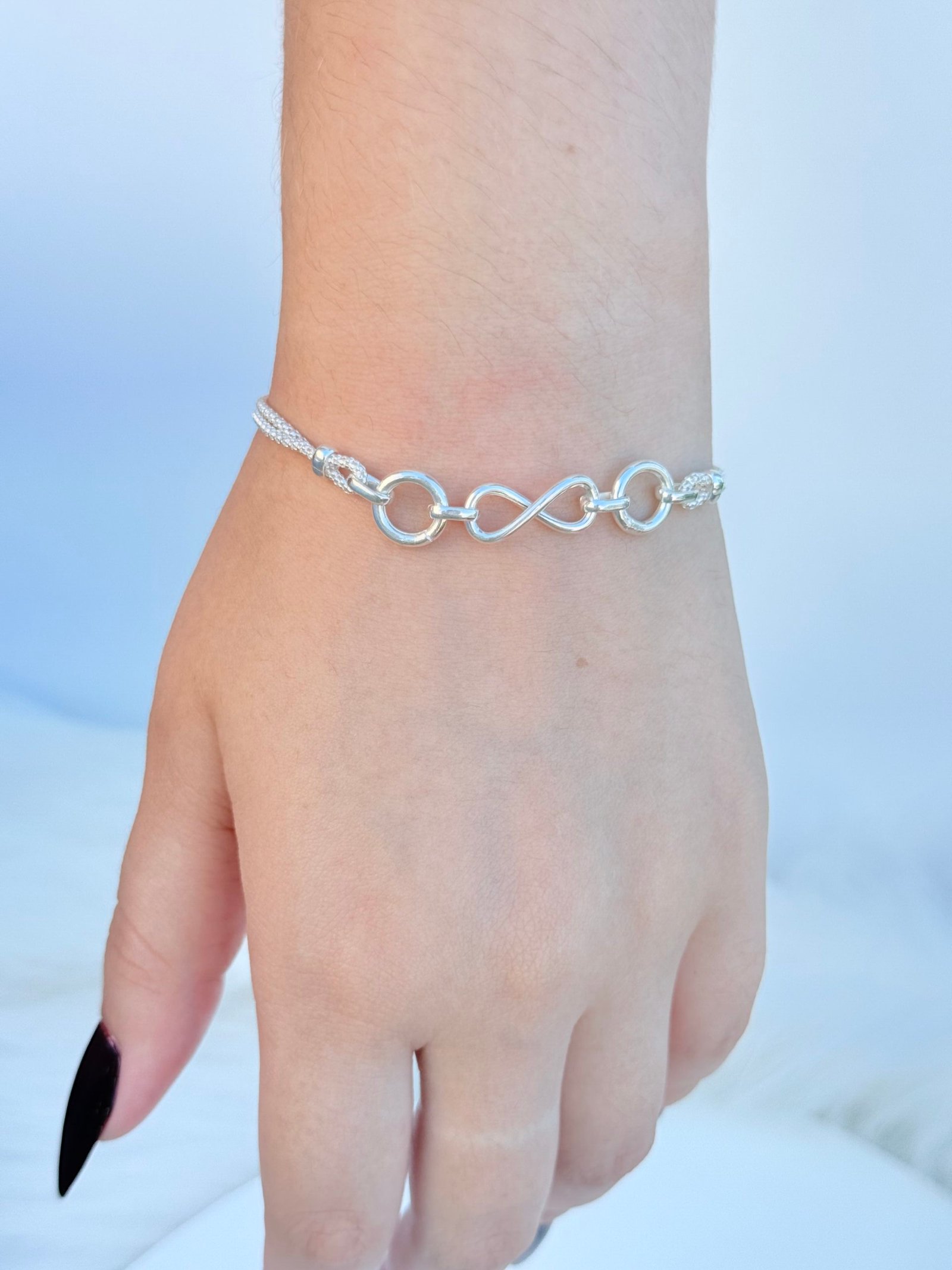 PULSEIRA EM PRATA 925 COM PINGENTE DE INFINITO
