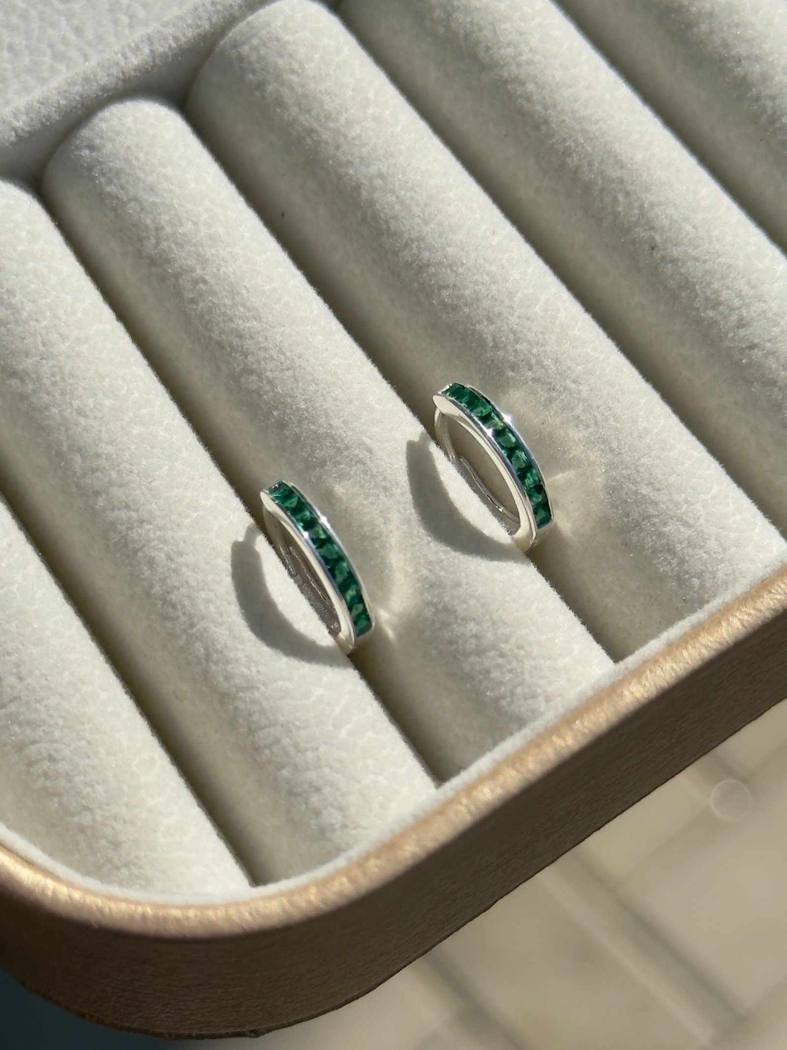 ARGOLA CLICKER EM PRATA 925 /ZIRCONIAS VERDES