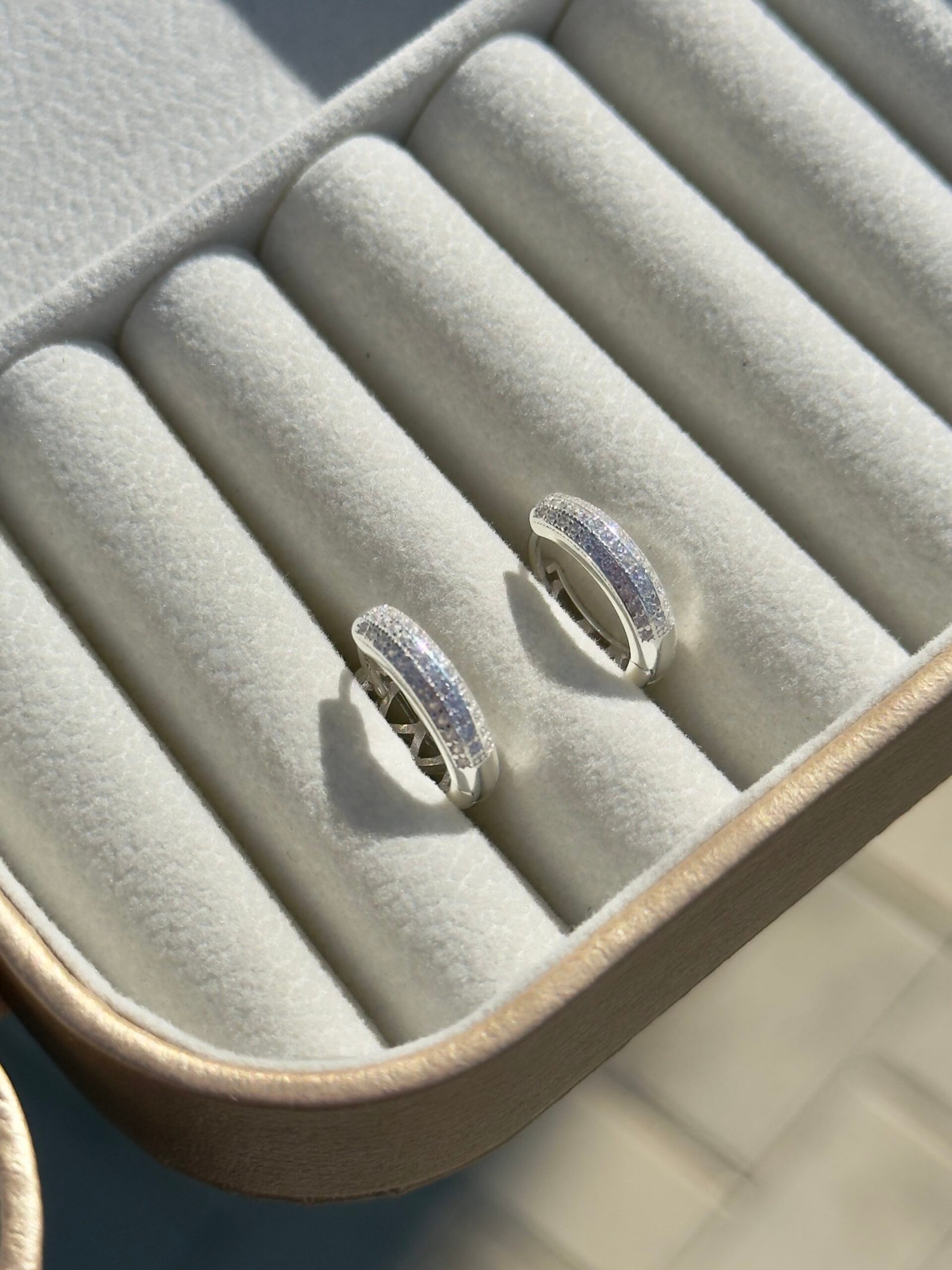 ARGOLA CLICKER EM PRATA 925 CRAVEJADA COM MICRO ZIRCÔNIAS