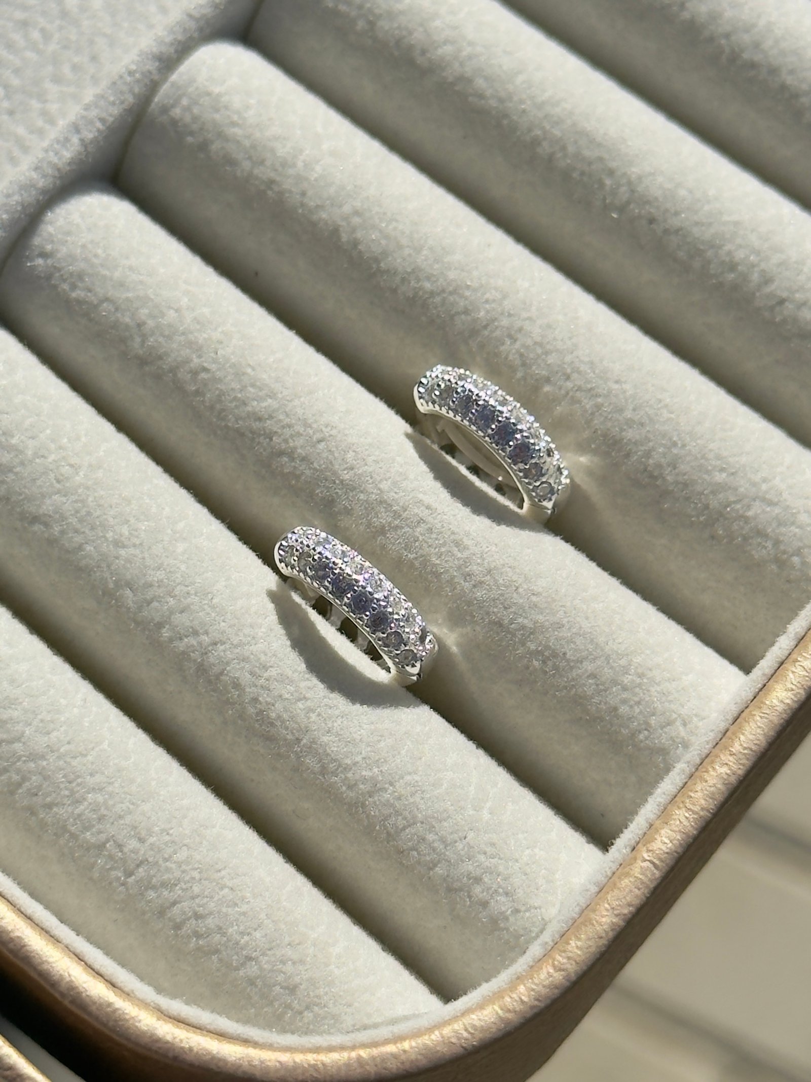 ARGOLA CLICKER EM PRATA 925 // CRAVEJADA