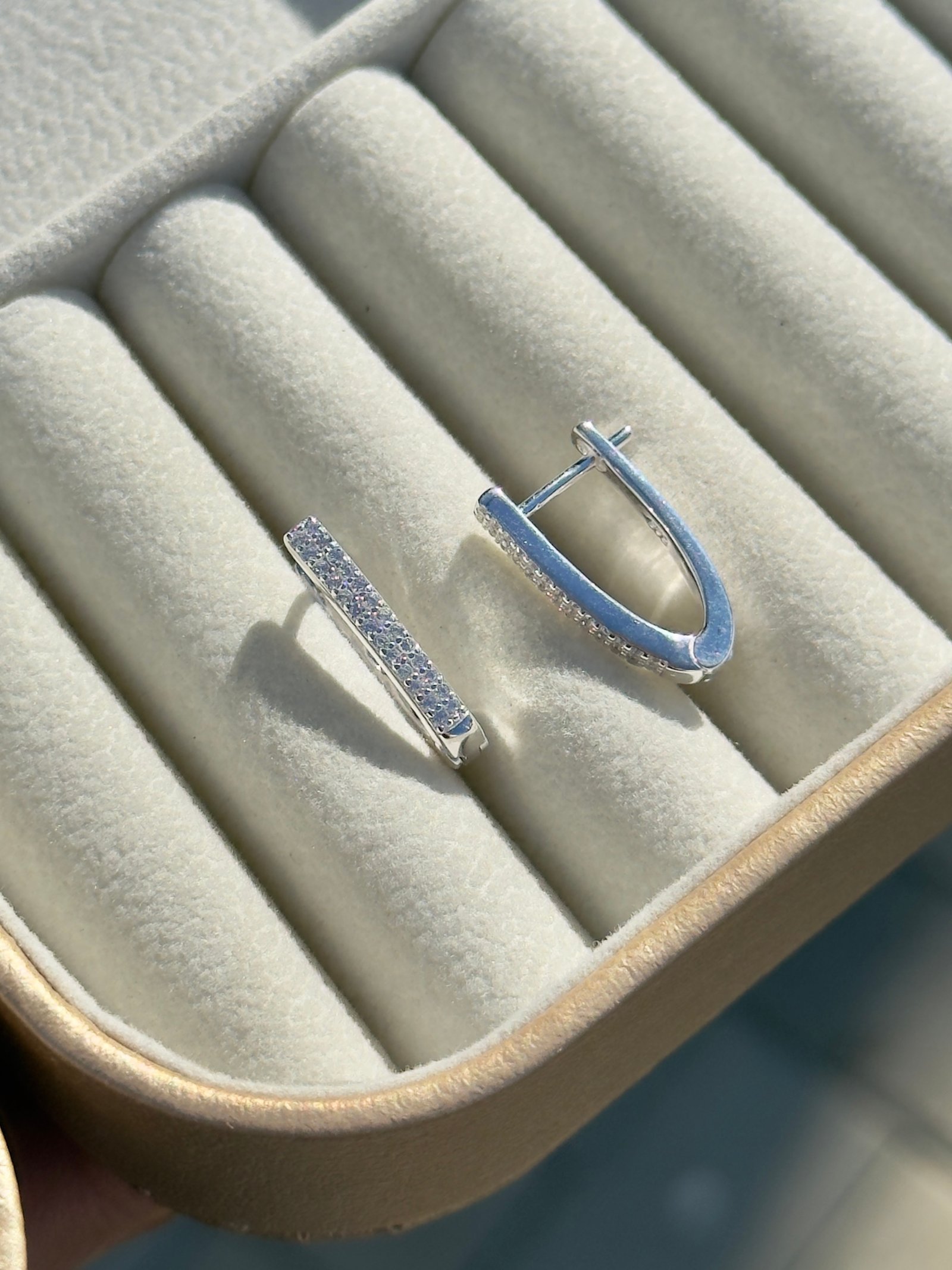 BRINCO CLICKER EM PRATA 925 FORMATO U