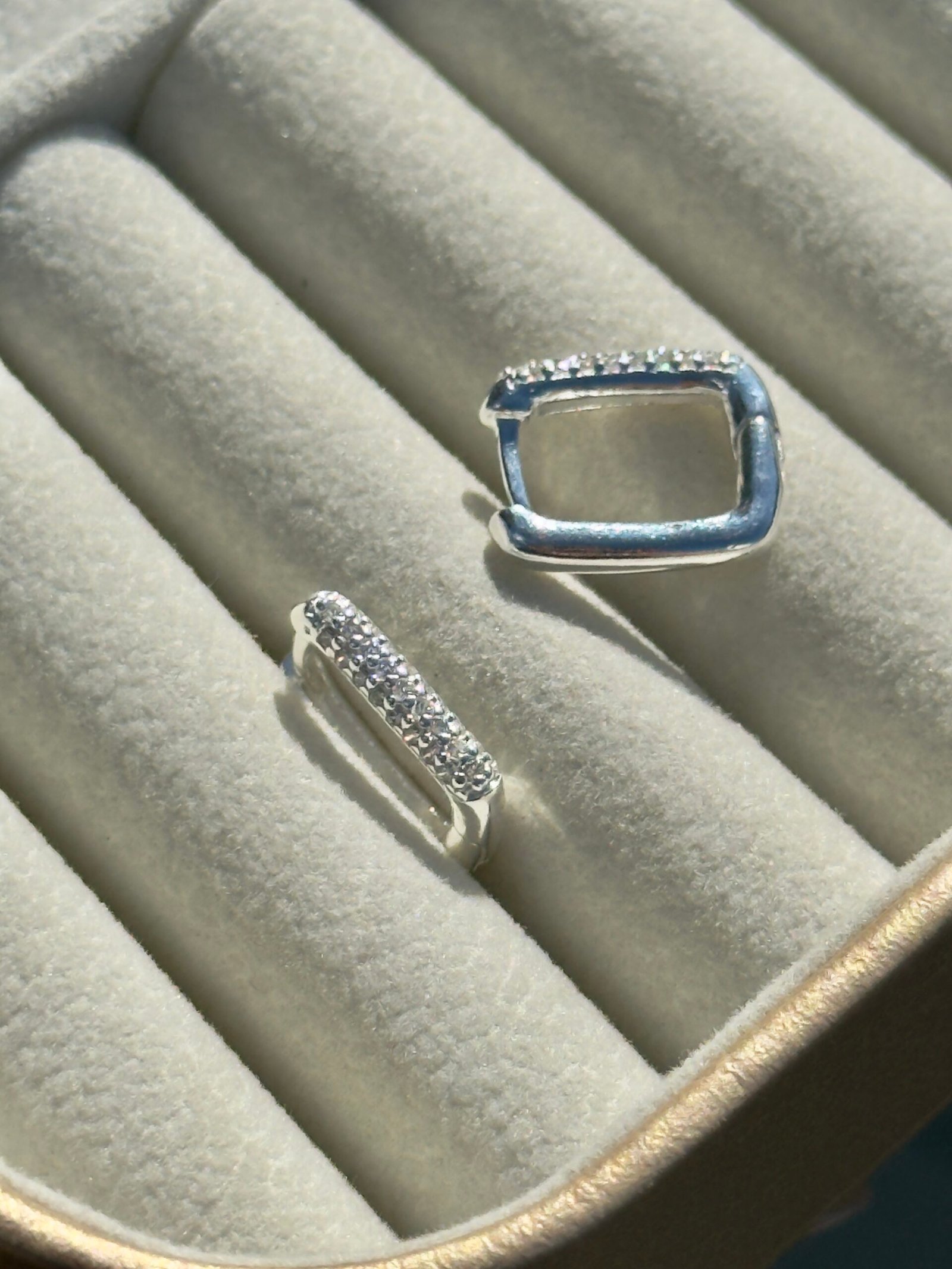 ARGOLA CLICKER EM PRATA 925 FORMATO QUADRADO