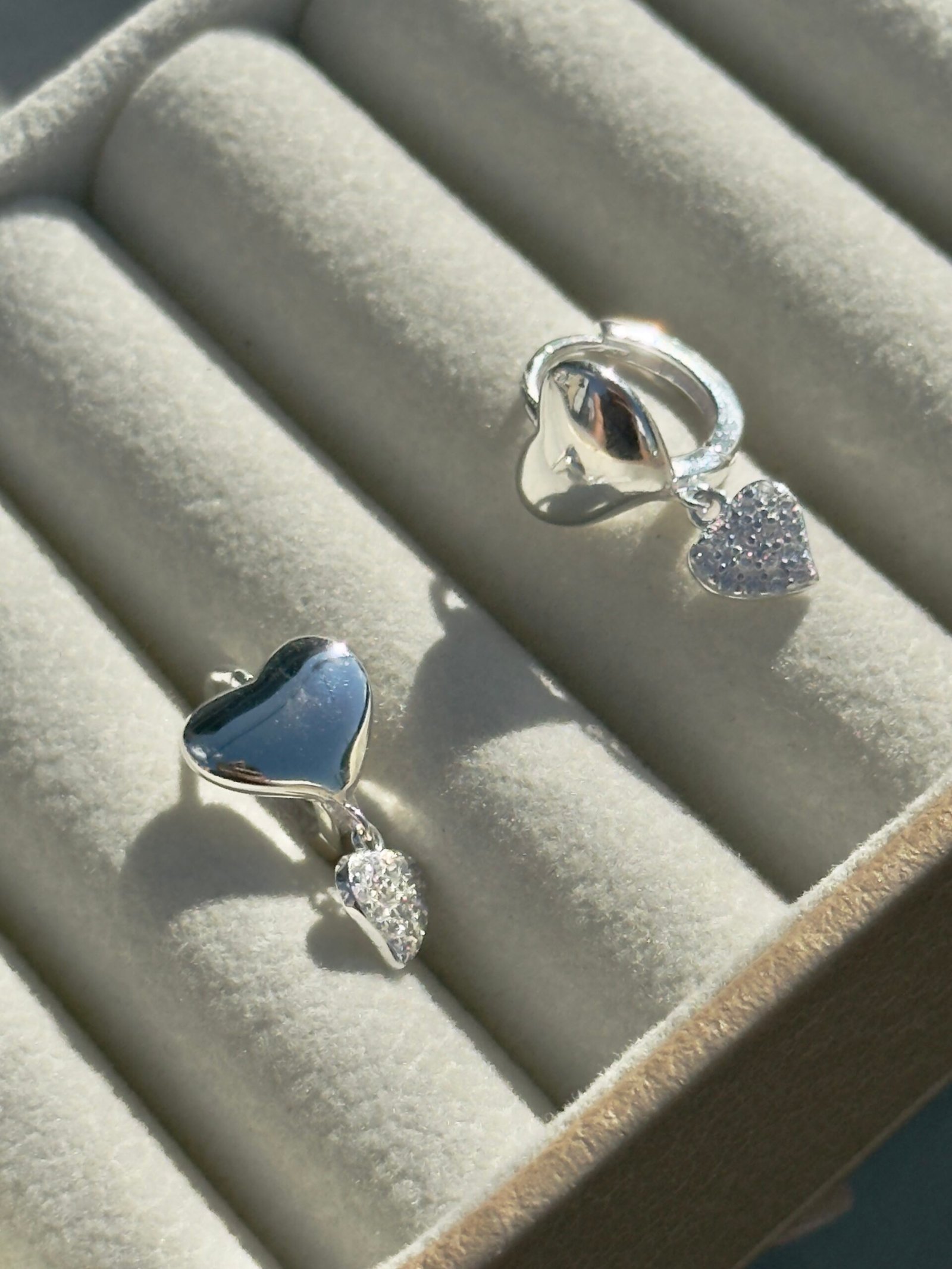 ARGOLA CLICKER EM PRATA 925 CONTÉM PINGENTE DE CORAÇÃO