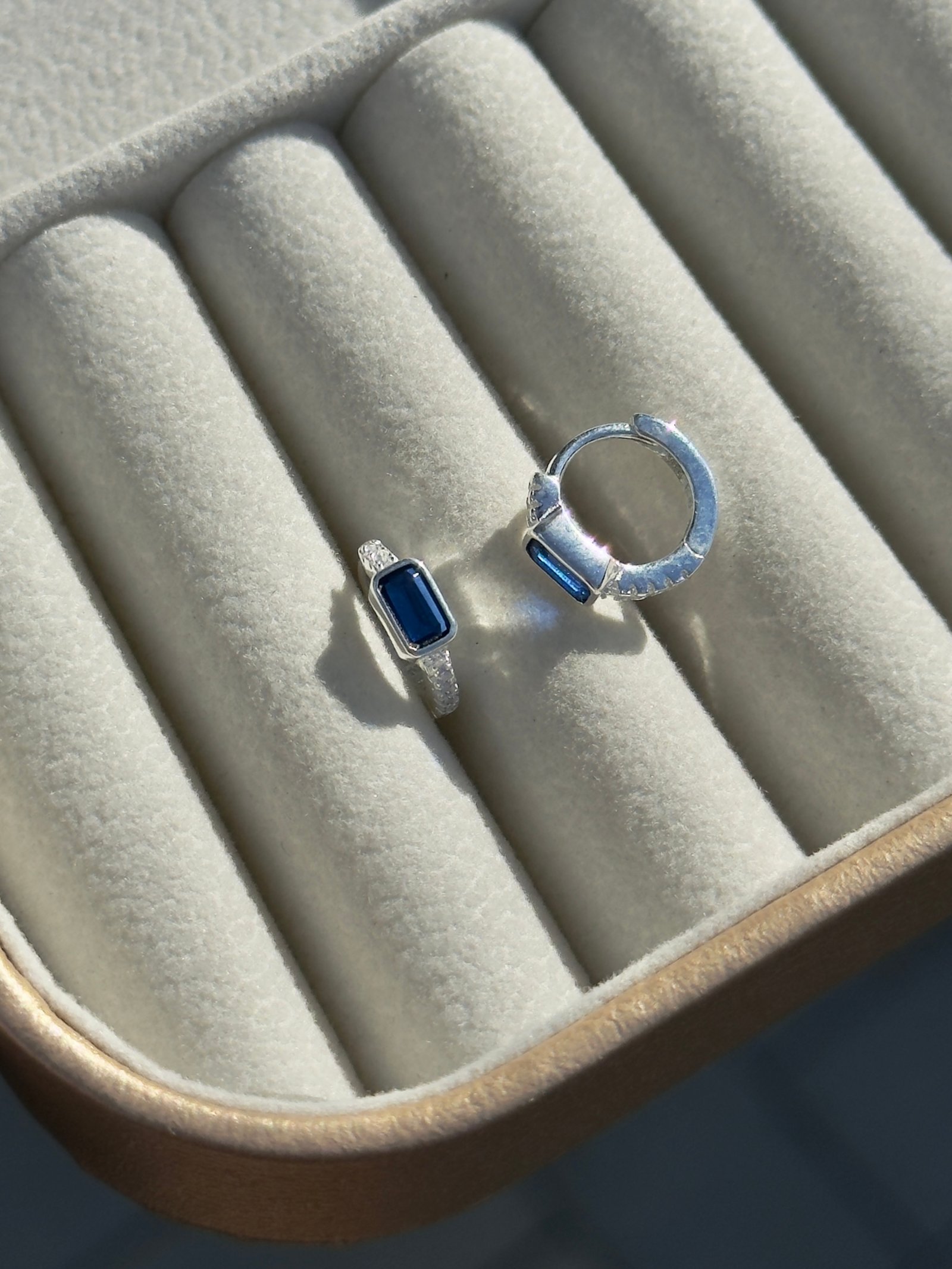 ARGOLA CLICKER EM PRATA 925 /CRISTAL AZUL