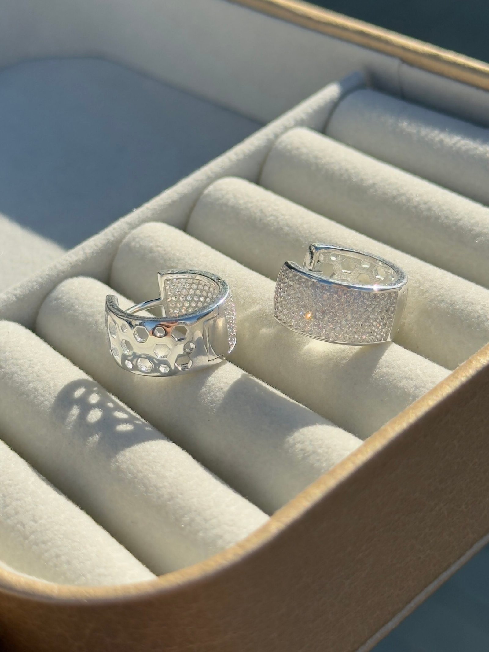 ARGOLA CLICKER EM PRATA 925 CRAVEJADA