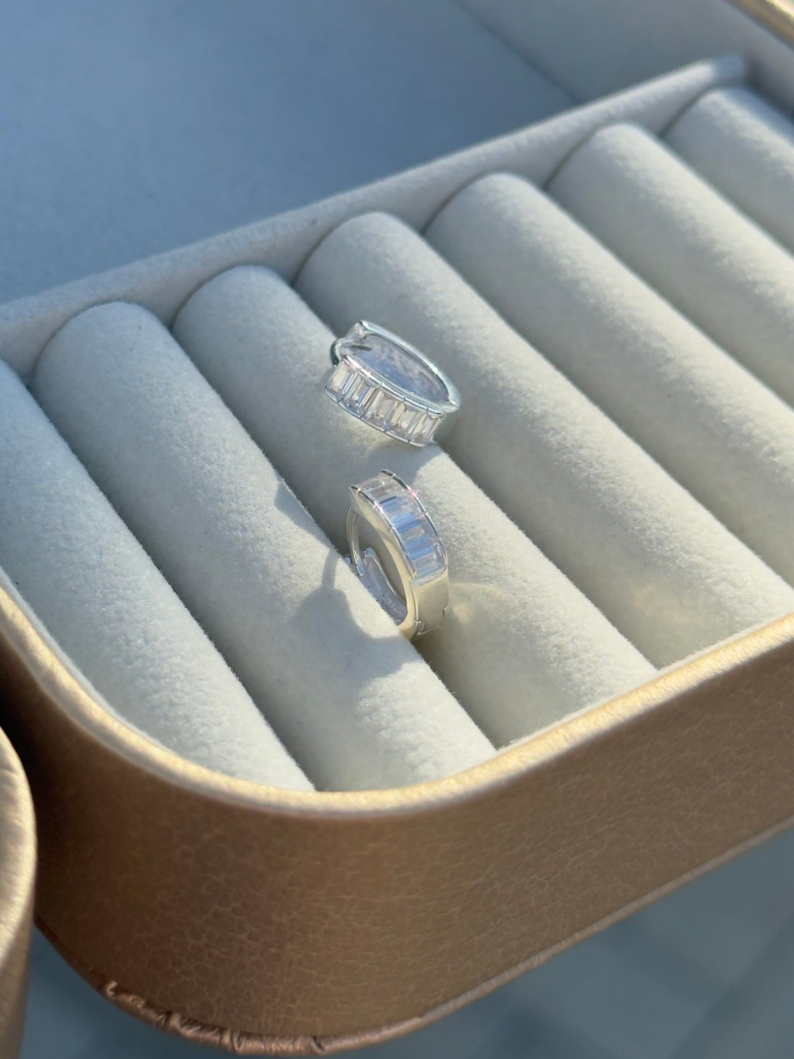 ARGOLA CLICKER EM PRATA 925 ZIRCÔNIAS