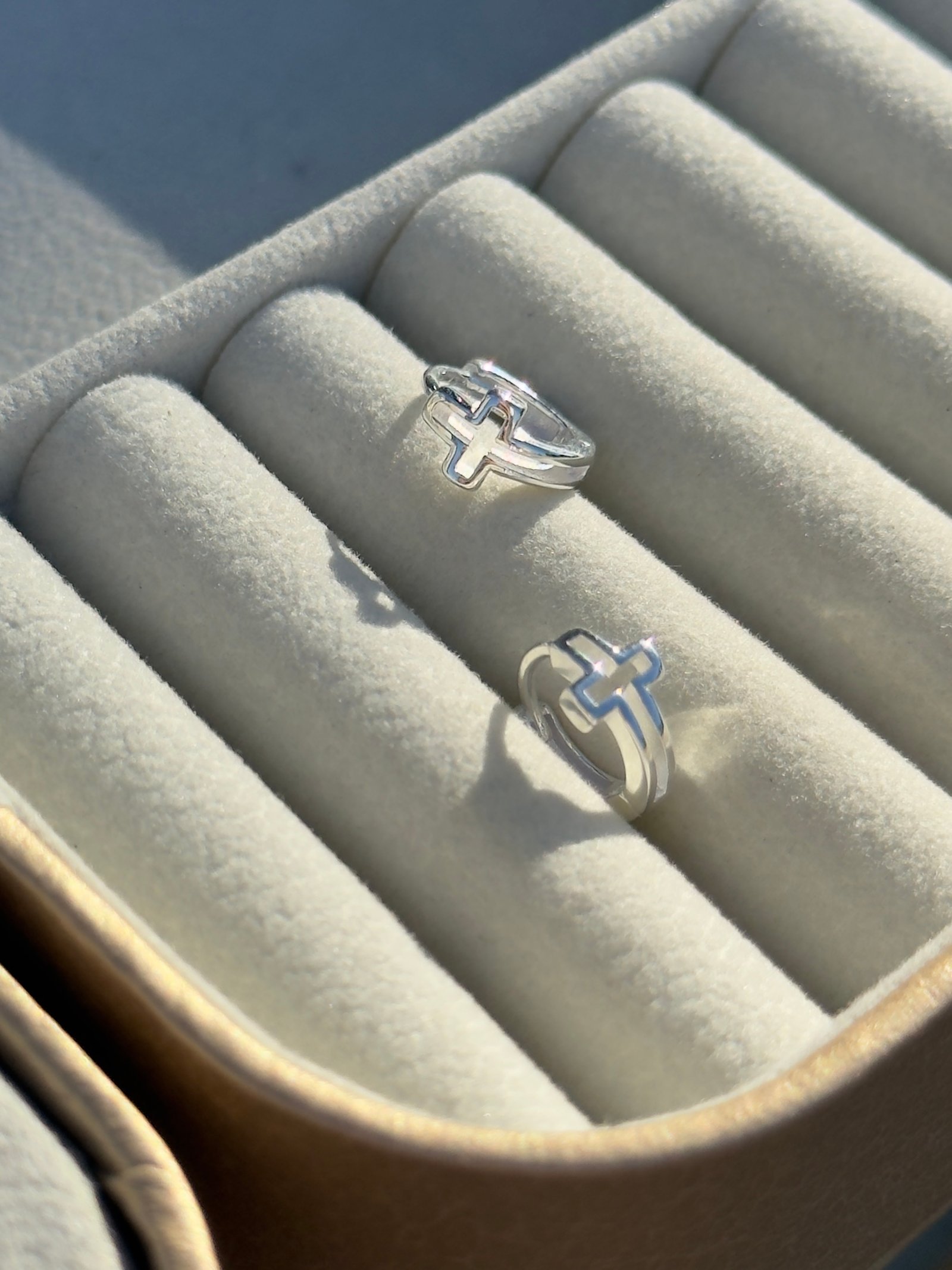 ARGOLA CLICKER EM PRATA 925 CRUZ