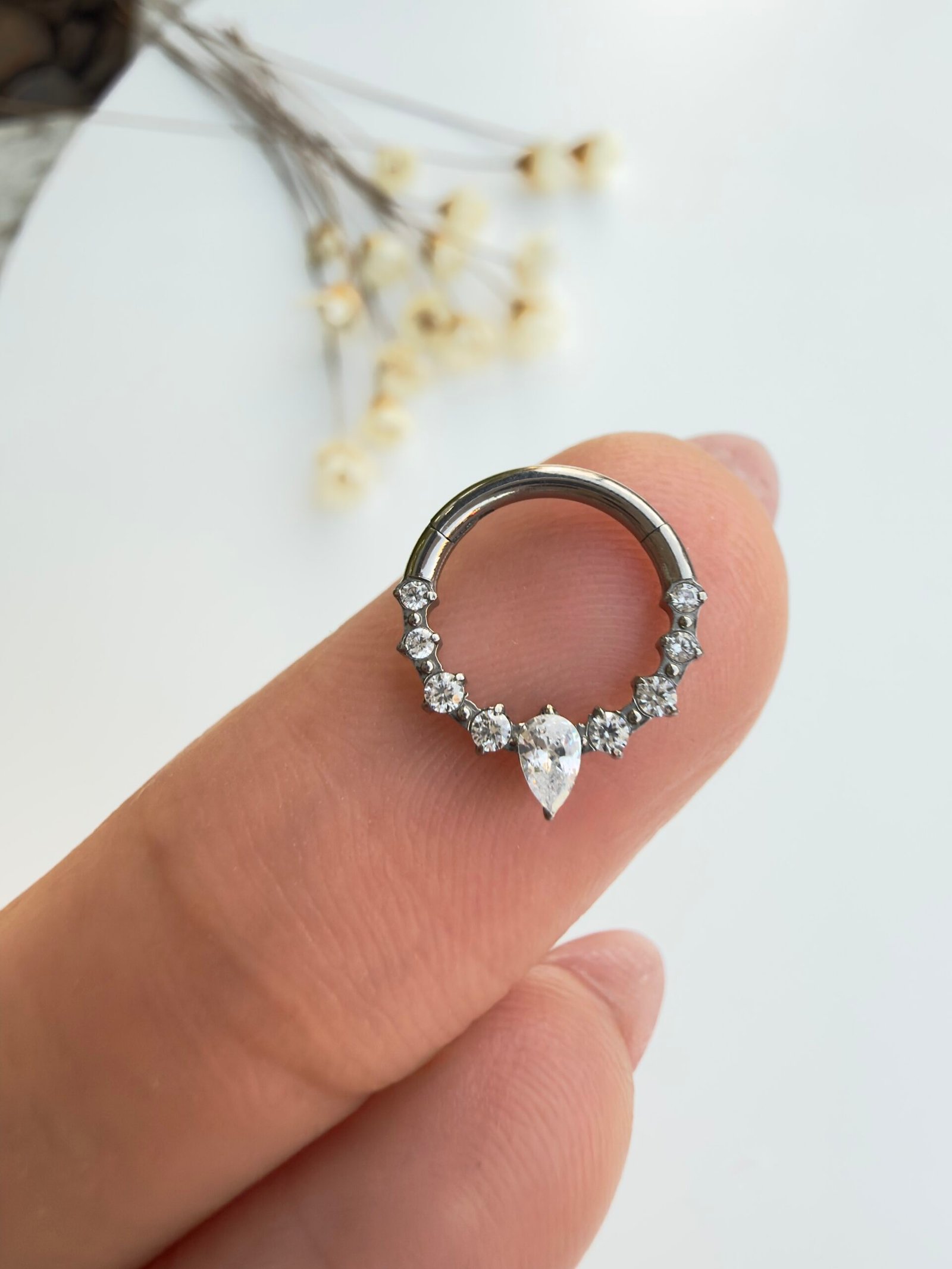 PIERCING TITÂNIO SEG CLICKER DAITH CRISTAIS
