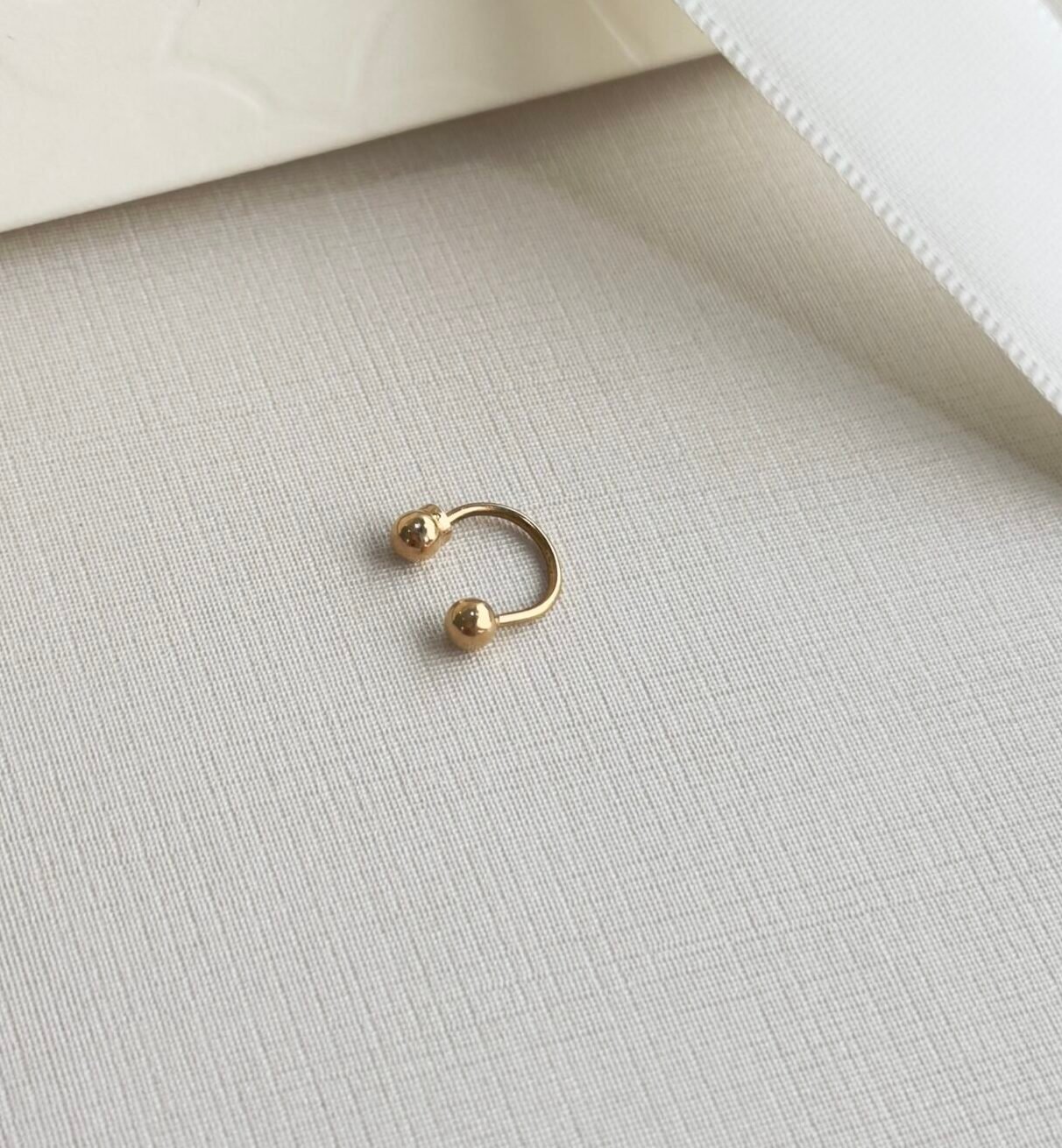PIERCING EM OURO 18K FERRADURA DUAS ESFERAS