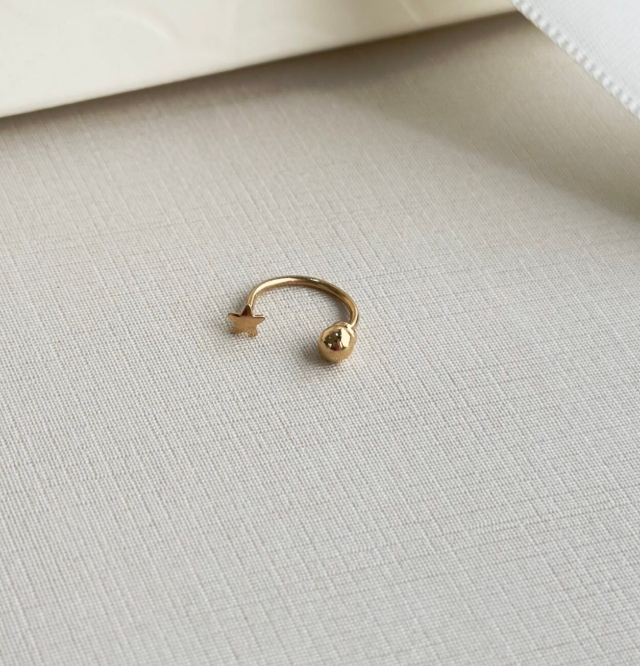 PIERCING EM OURO 18K FERRADURA ESFERA / ESTRELA
