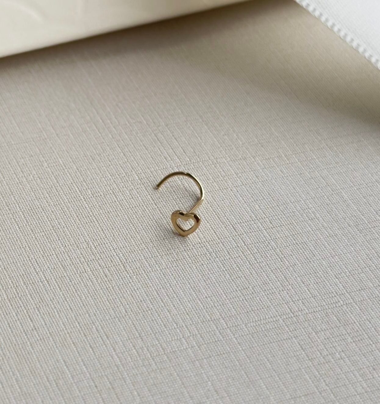 PIERCING EM OURO 18K CORAÇÃO VAZADO /NOSTRIL