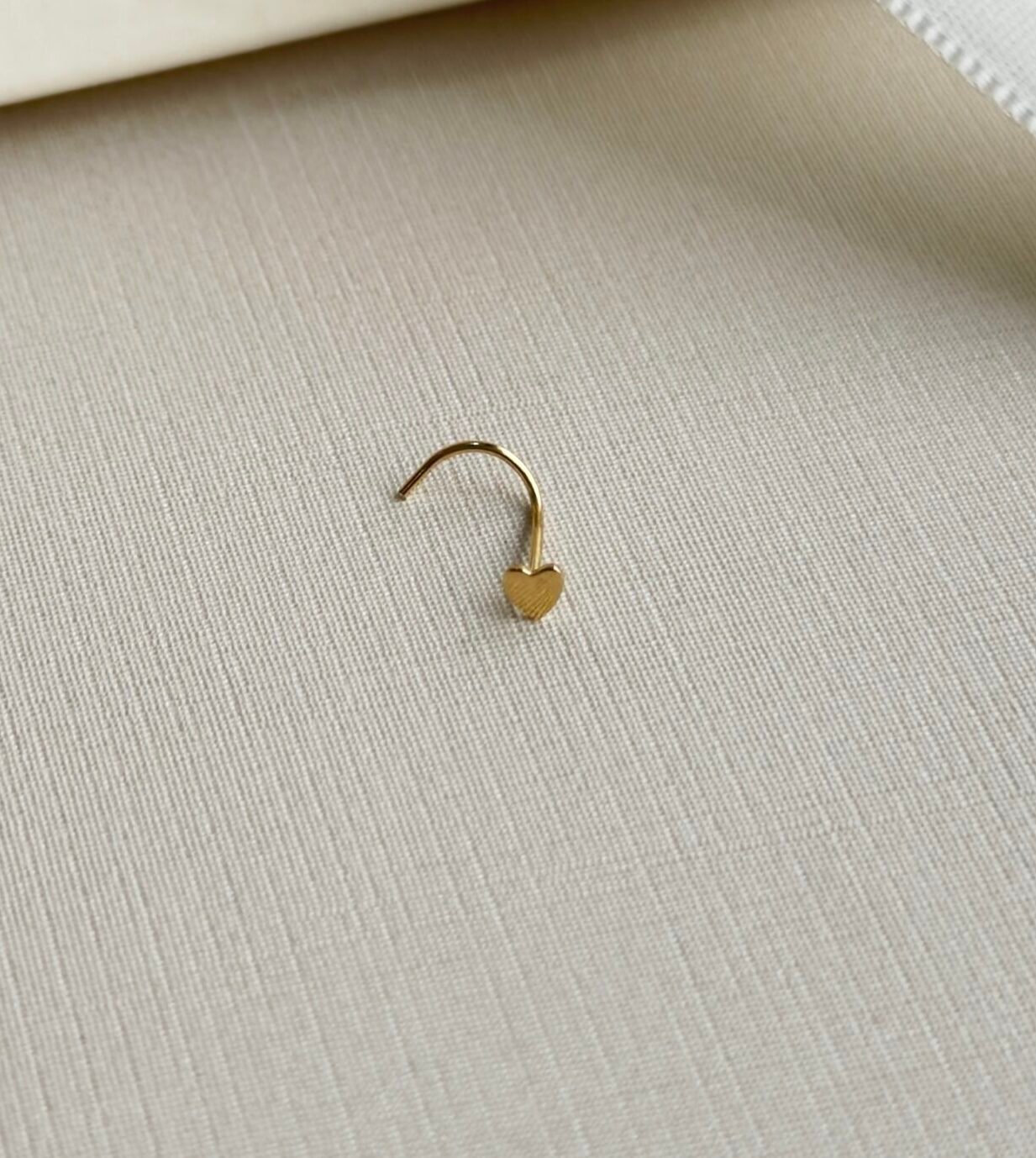 PIERCING EM OURO 18K CORAÇÃO FLAT / NOSTRIL