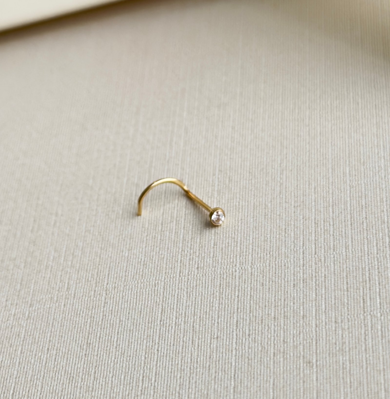 PIERCING EM OURO 18K PONTO DE LUZ / NOSTRIL