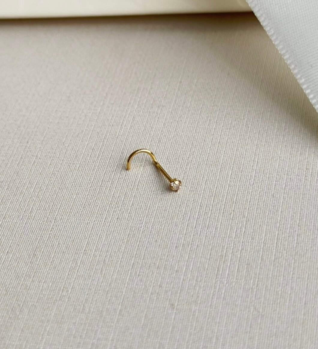 PIERCING EM OURO 18K PONTO DE LUZ / NOSTRIL